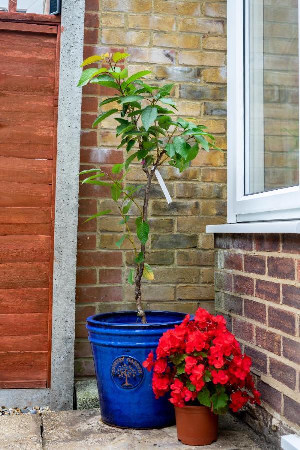 Red Cherry House Watford  Exterior foto